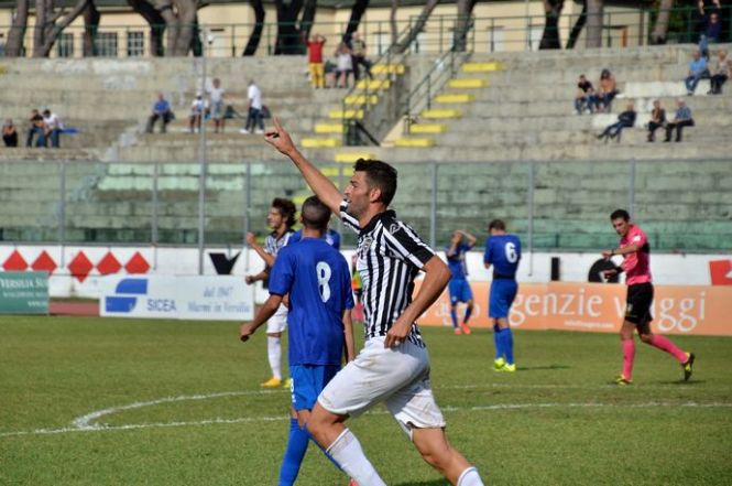 Il Viareggio torna ai 3 punti e aggancia al 4° posto un Real FQ che ha di che recriminare per l'1-1 con la Rignanese. Pari anche del Seravezza