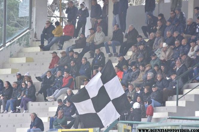 Stadio dei Pini chiuso: il Viareggio migra a Camaiore e i tifosi preparano un sit-in