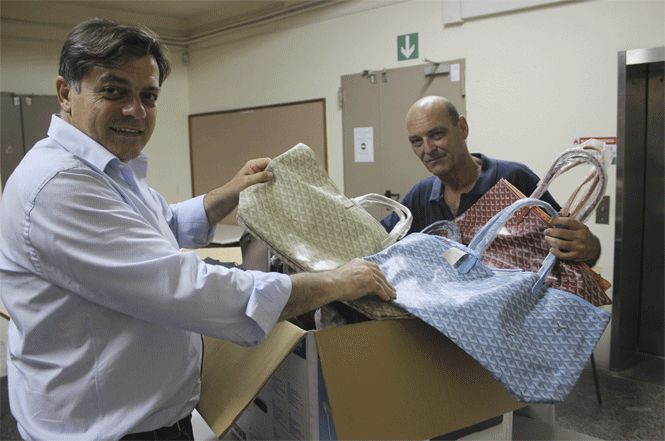 Versilia: agenti pedinano venditori abusivi fino al nascondiglio, maxi sequestro a Marina (12-15mila euro il valore merce)