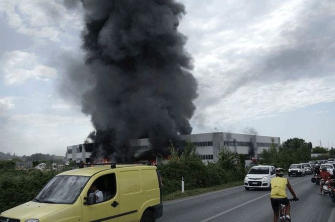Azienda in fiamme a Pietrasanta, Fratoni: "Tecnici della Regione sul posto. A disposizione del Comune"