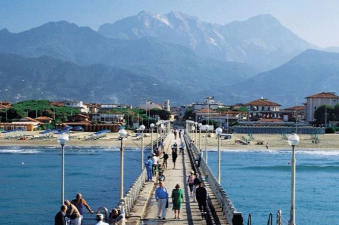 Il primo ministro francese in vacanza in Versilia