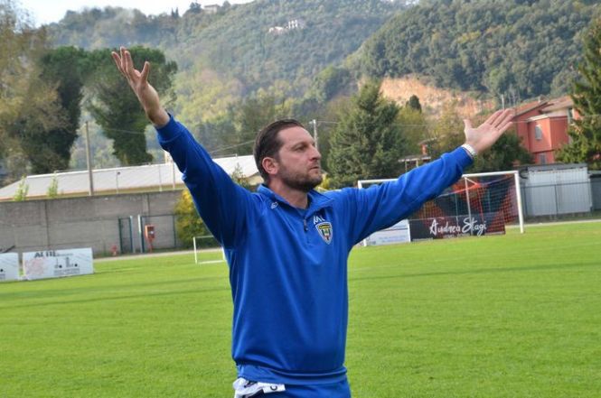 Il Viareggio esonera l'allenatore Luigi Pagliuca. Decisione assurda della nuova proprietà che divide i tifosi