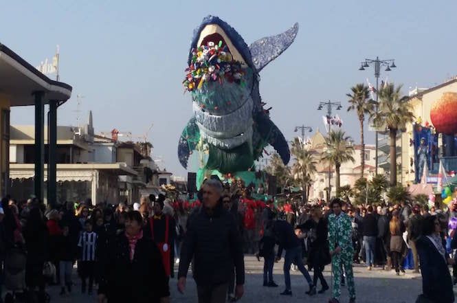 Secondo corso, un fiume umano per ammirare i carri di Viareggio