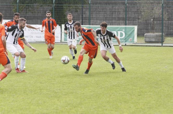 Viareggio nel baratro: perde il derby "salvezza" col Real FQ (8ª sconfitta di fila per le zebre!) e salta di nuovo l'allenatore Aiello. Cade anche il Seravezza che non vince da un mese