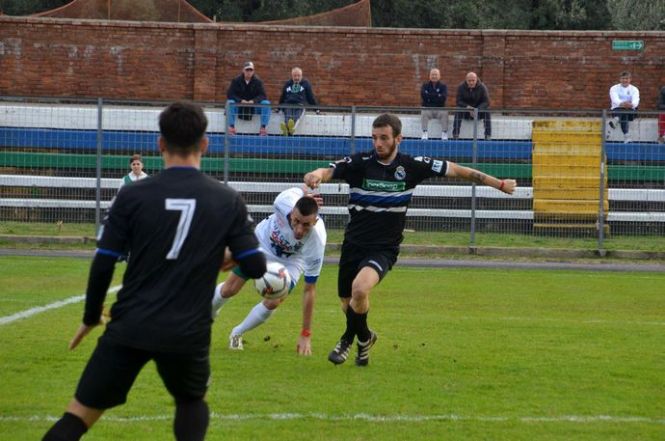 Forte Querceta tutto grinta e Falchini: il derby col Seravezza è suo! Viareggio sconfitto di rigore a Bastia