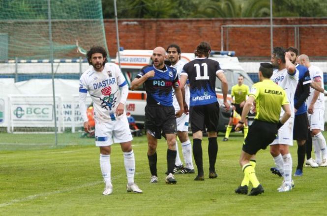 Il derbyssimo della Versilia storica al "Buon Riposo" è ancora una partita da matti: stavolta vince il Seravezza 4-3 col Real Forte Querceta. In Eccellenza vola il Camaiore!