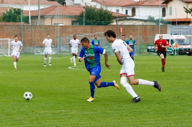 Il Seravezza gioca male ma rimette pari un match che stava perdendo 2-0. Sconfitta a Rimini per il Forte Querceta