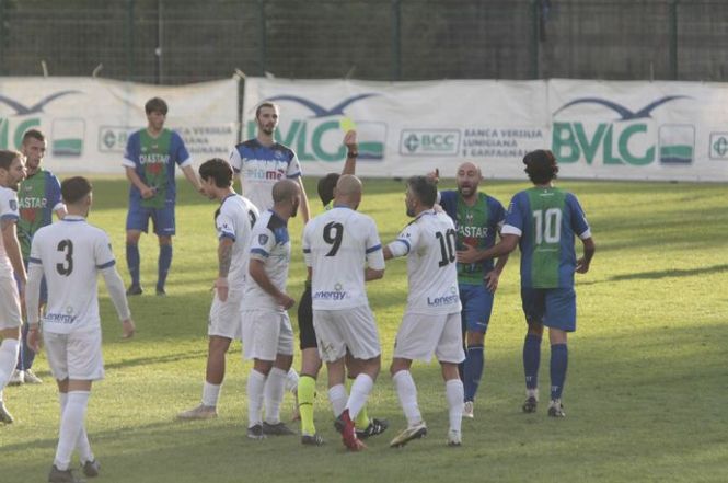 Pari (e patta... in tribuna) nel derbyssimo della Versilia. La Torrelaghese rallentata dal Forte. Solo il Viareggio le vince tutte!