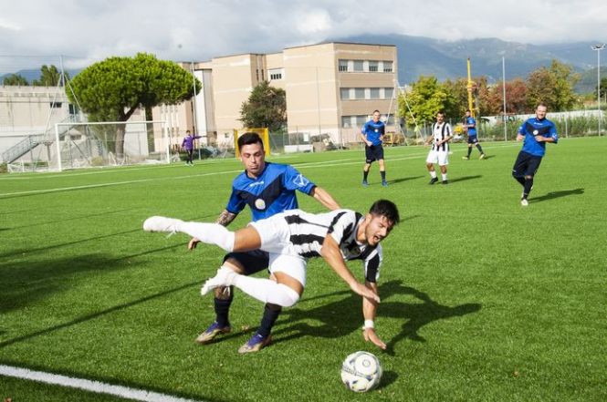 Terza sconfitta di fila per il Real FQ e pari del Seravezza nel turno infrasettimanale di Serie D. In Coppa di Seconda categoria il Viareggio vola in finale