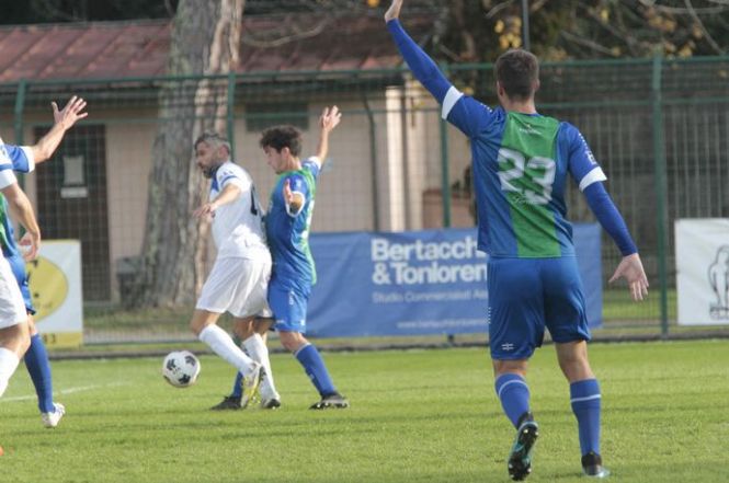 Giovedì pre-pasquale senza vittorie per le versiliesi di Serie D: pari del Seravezza, sconfitta per il Real FQ