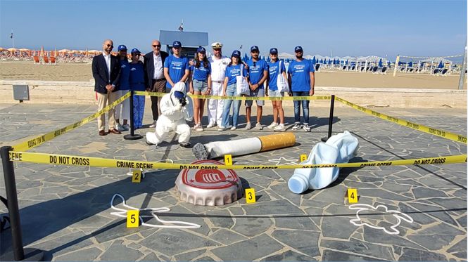 Sbarca a Viareggio "Piccoli gesti, grandi crimini", iniziativa contro l'abbandono di mozziconi e piccoli rifiuti nell'ambiente