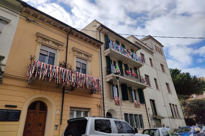 Viareggini distratti si dimenticano di addobbare i balconi