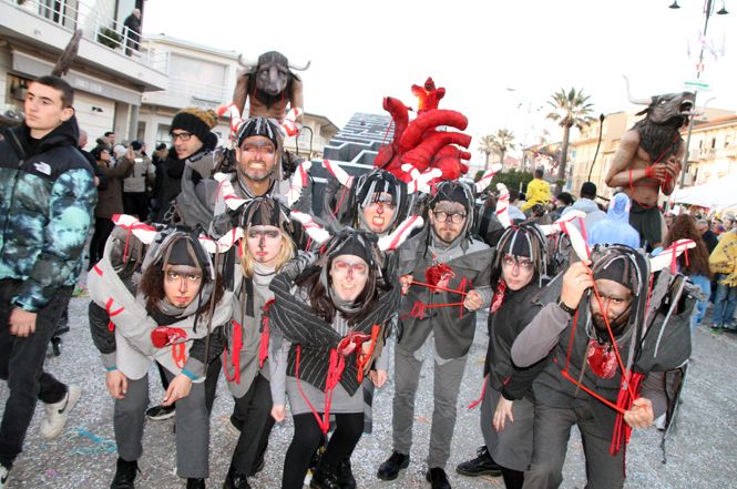 Mascherate di gruppo al carnevale 2023: breve analisi e prime impressioni