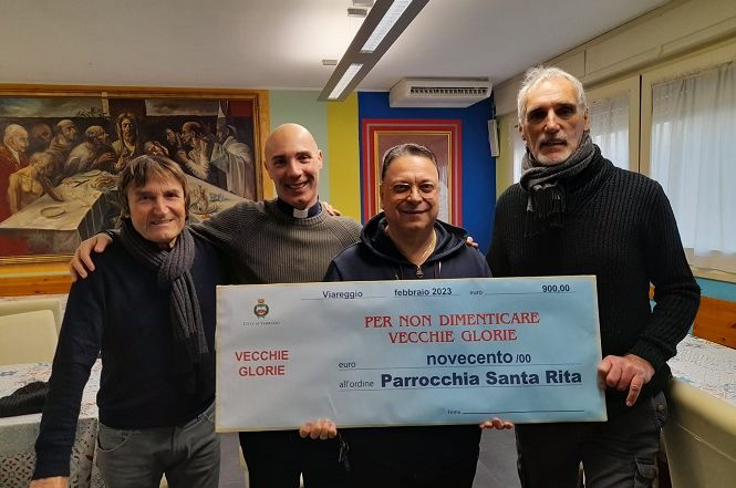 Alla Parrocchia di S. Rita, donazione di 900 euro del Mondo Calcio Versilia - Vecchie Glorie