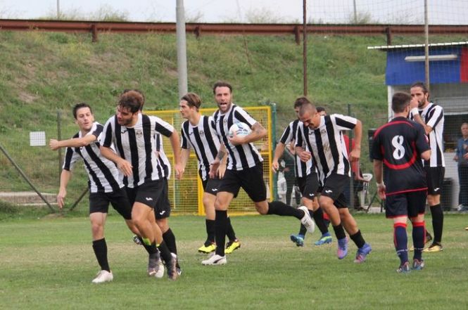 Il Seravezza batte il Tau a domicilio. Pari del Real FQ. Goleada del Camaiore. Perdono Pietrasanta e Capezzano. Il Viareggio fa suo il derby al Forte