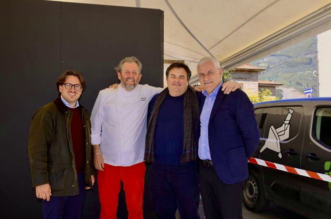 Folla di persone a Camaiore per la domenica de È la Via dell’Orto: tra i tanti ospiti lo Chef Gennaro Esposito