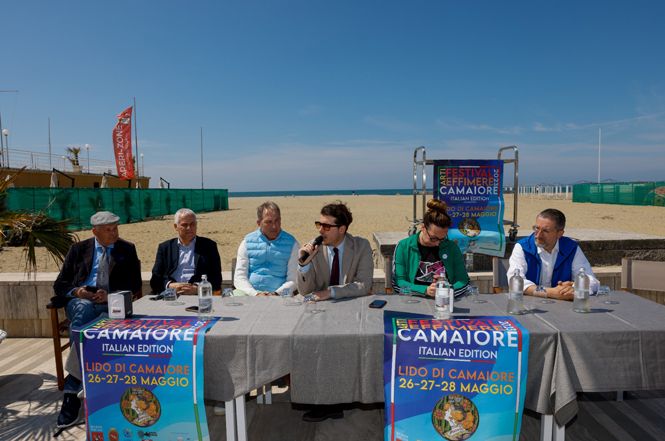 Lido si illumina “Solo per una Notte”: sulla Passeggiata tappeti di segatura, infiorate, strumentisti, artisti di strada e un carro del Carnevale di Viareggio