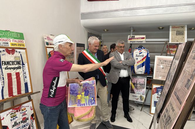 Facciamo un Giro a Camaiore: inaugurata la mostra di cimeli originali del ciclismo mondiale