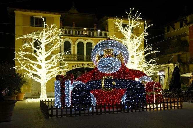 Piazza Duomo gremita per l'accesione delle luminarie a Pietrasanta