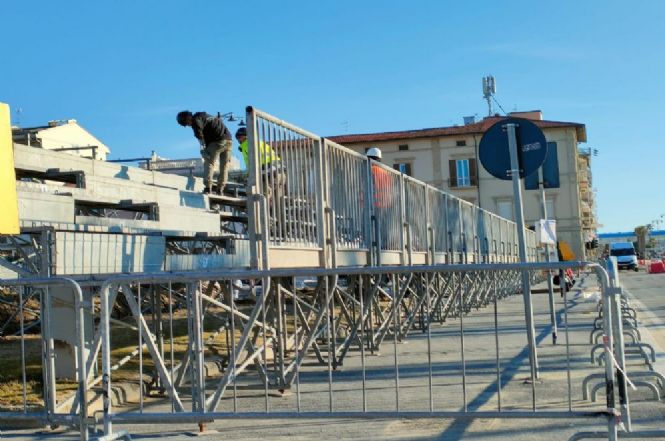 Piazza Mazzini si prepara ad accogliere Burlamacco e Re Carnevale