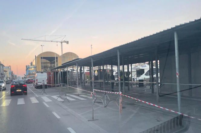 In Darsena si montano gli stand per la festa rionale