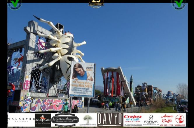 Sole splendente, Burlamacco pronto e la Cittadella brulica di gente