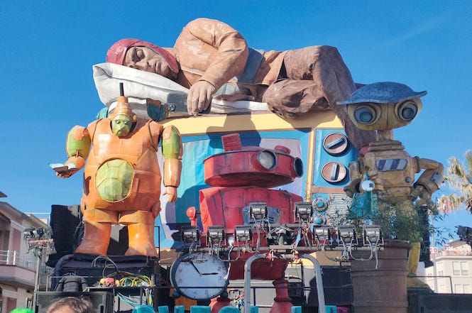 Sfilano i carri di prima categoria tra AI e sogni di speranza