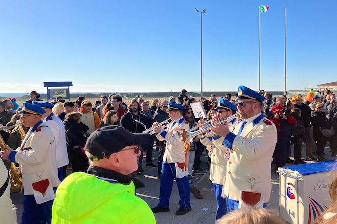 In attesa dell'alzabandiera sfila anche la Filarmonica Versilia