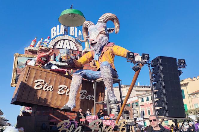 Prosegue la sfilata con il carro dei Cinquini e dei Lombardi