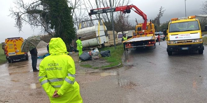 Operazione decoro e sicurezza: rimosse roulotte e discarica a Querceta