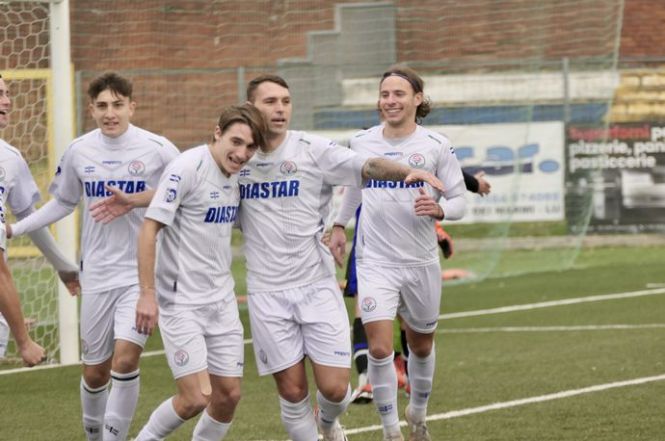 Il Viareggio non sa più vincere... e viene agganciato in vetta dal Pietrasanta a due turni dalla fine. In D vince il Seravezza mentre per il Real FQ c'è solo un "pareggino"