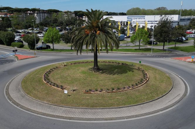 Lido di Camaiore, riqualificata la rotonda tra via Aurelia e viale Kennedy