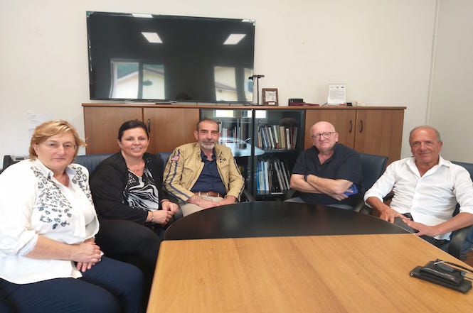 Va in pensione l'ispettore Mirco Del Chiaro, il saluto dell'amministrazione seravezzina