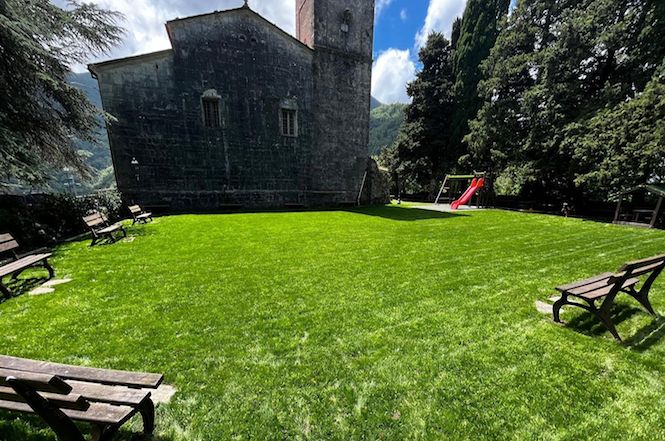 Stazzema, nuovo manto erboso alla Pieve di Santa Maria Assunta