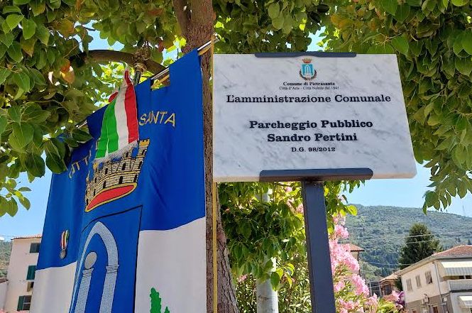 Una targa in marmo per il “parcheggio pubblico Sandro Pertini”