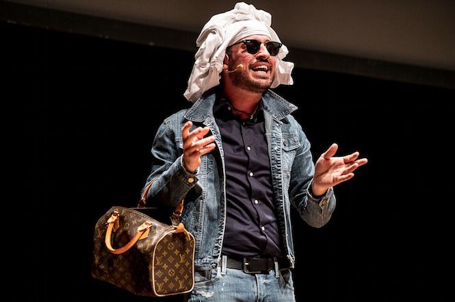 Arriva Filippo Caccamo in Versiliana con le sue ironiche "Filippiche"