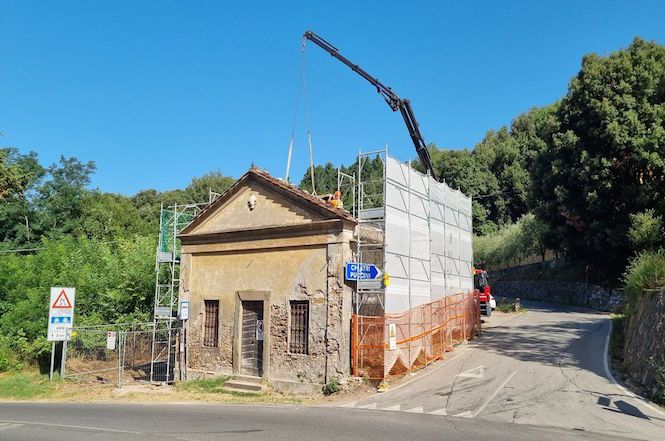 Iniziati i lavori di ristrutturazione della Cappella al bivio tra Compignano e Chiatri