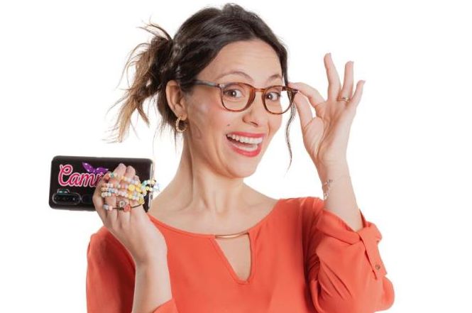 La comicità di Chiara Anicito approda alla Versiliana con il suo divertente “CAMMELA E IL GRUPPO DELLE MAMME”