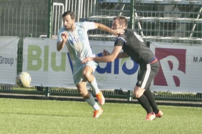 Il Viareggio non vince più... e la società manda via il tecnico Santini. Il Pietrasanta vince il derby a Forte dei Marmi