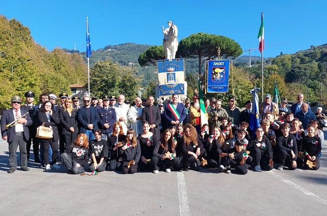 Un grande fiore tricolore per la festa del 4 novembre a Pietrasanta