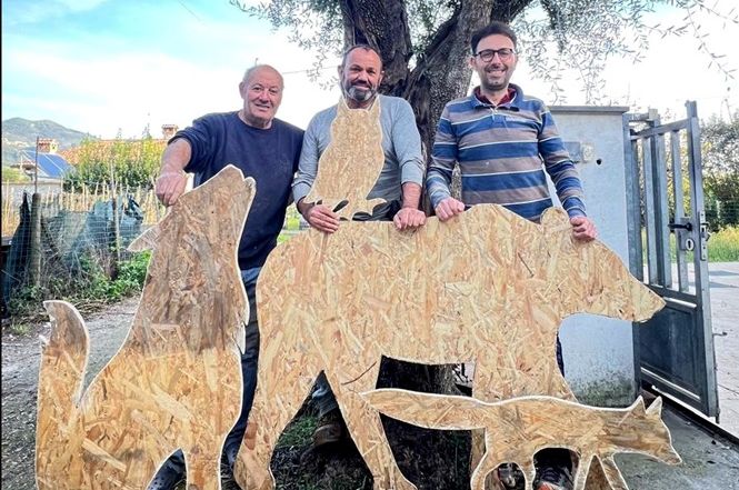 A Strettoia il “Presepe gigante” e un albero realizzato all’uncinetto