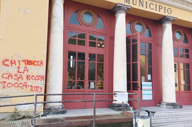 Deturpata la facciata del Municipio a Pietrasanta, filmati di videosorveglianza al vaglio degli inquirenti