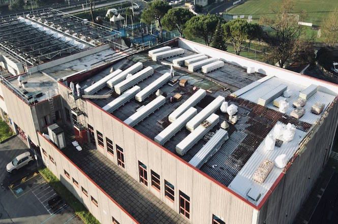 In corso la sostituzione della copertura del Palasport di Camaiore: lavori da 160 mila euro