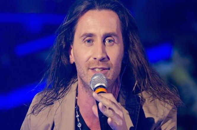 Povia in concerto tra le miss di "Meglio di Ieri"