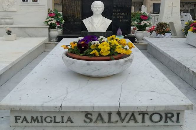 Al cimitero di Querceta posta una targa ricordo per l'attore Renato Salvatori
