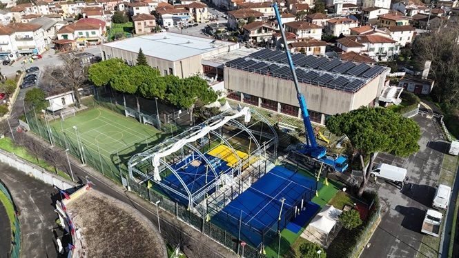 Palasport di Camaiore: partiti i lavori per la copertura di un campo da padel