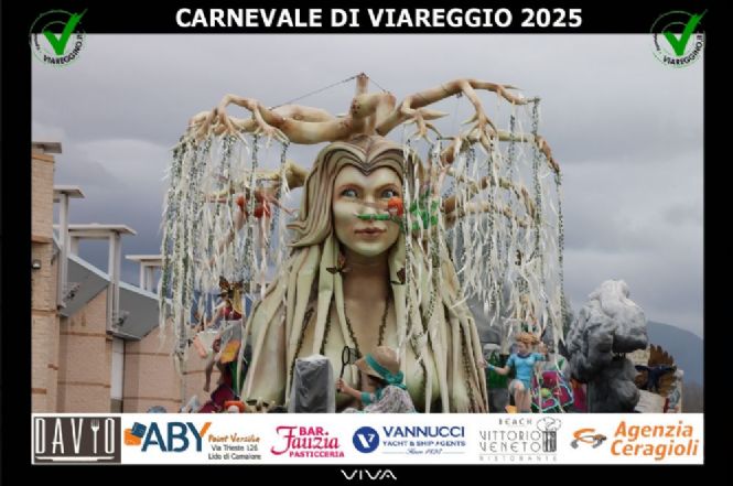Il Carnevale di Viareggio prende vita: i carri e le mascherate escono dagli hangar e si posizionano sul lungomare