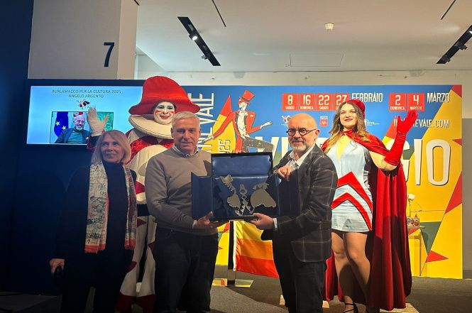 Ad Angelo Argento il premio Burlamacco per la cultura