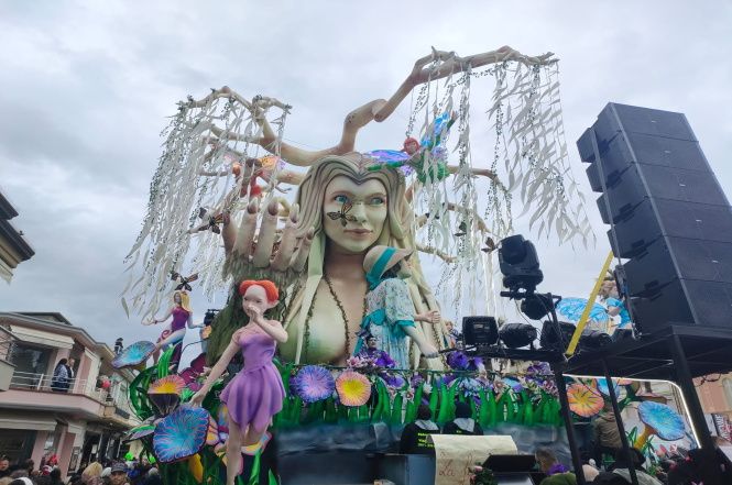 Prosegue l'entrata dei carri in piazza Mazzini in mezzo a un mare di folla: tocca a Bonetti e alla Compagnia del Carnevale