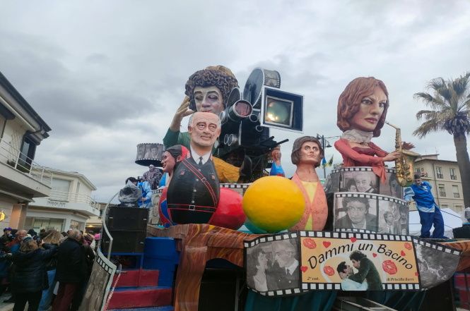 E finalmente arrivano i quattro carri di Seconda, e tra loro le mascherate